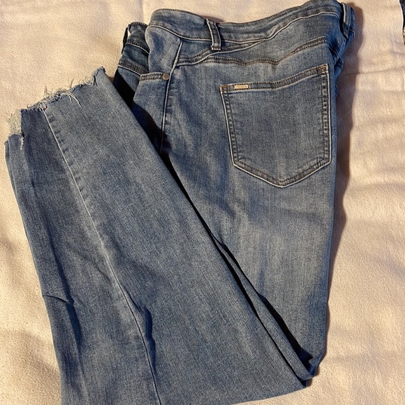 EUC SKINNY unfinished hem. Button fly. Dia box jeans - Picture 5 of 6